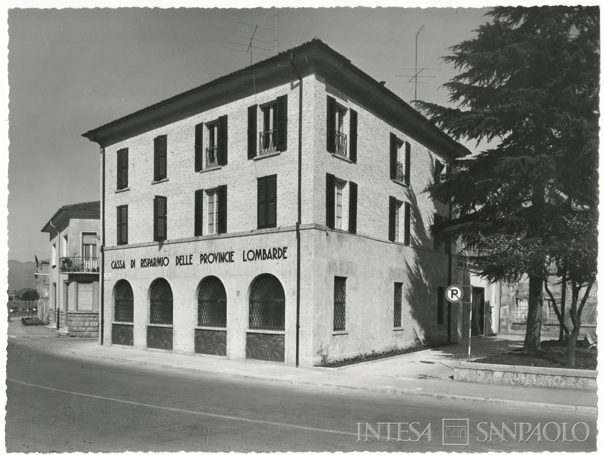 Cariplo, filiale di ISEO, lungolago Marconi angolo via Quadra 3/5, aprile 1962 (Foto Sbardolini)