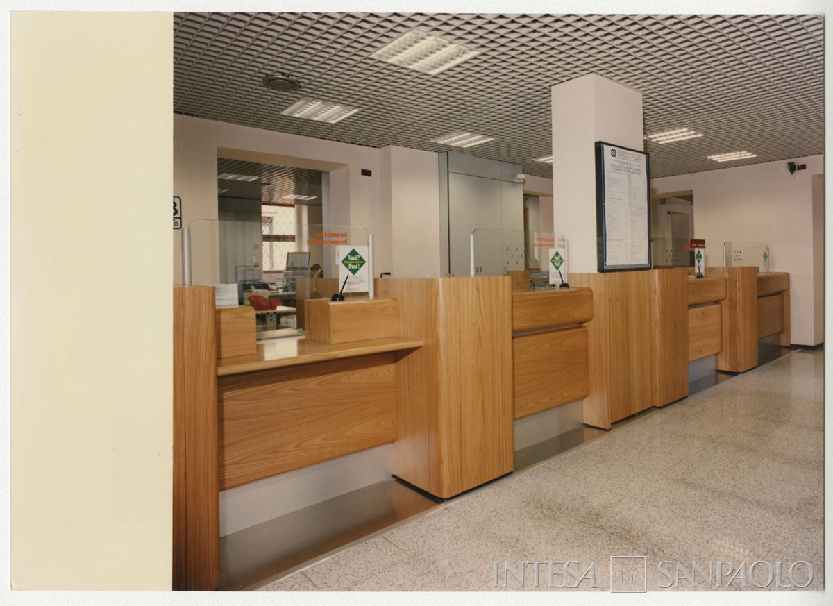 Cariplo, filiale di ISEO, lungolago Marconi angolo via Quadra 3/5, luglio 1994 (Sala Dino)
