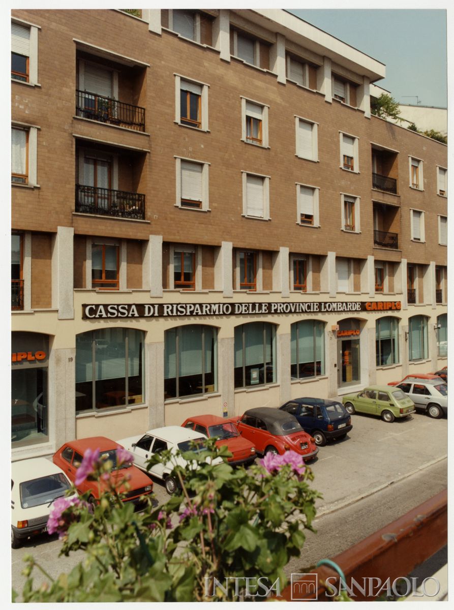 Cariplo, esterno della filiale di Lainate, 10 aprile 1987 (Mario La Porta)