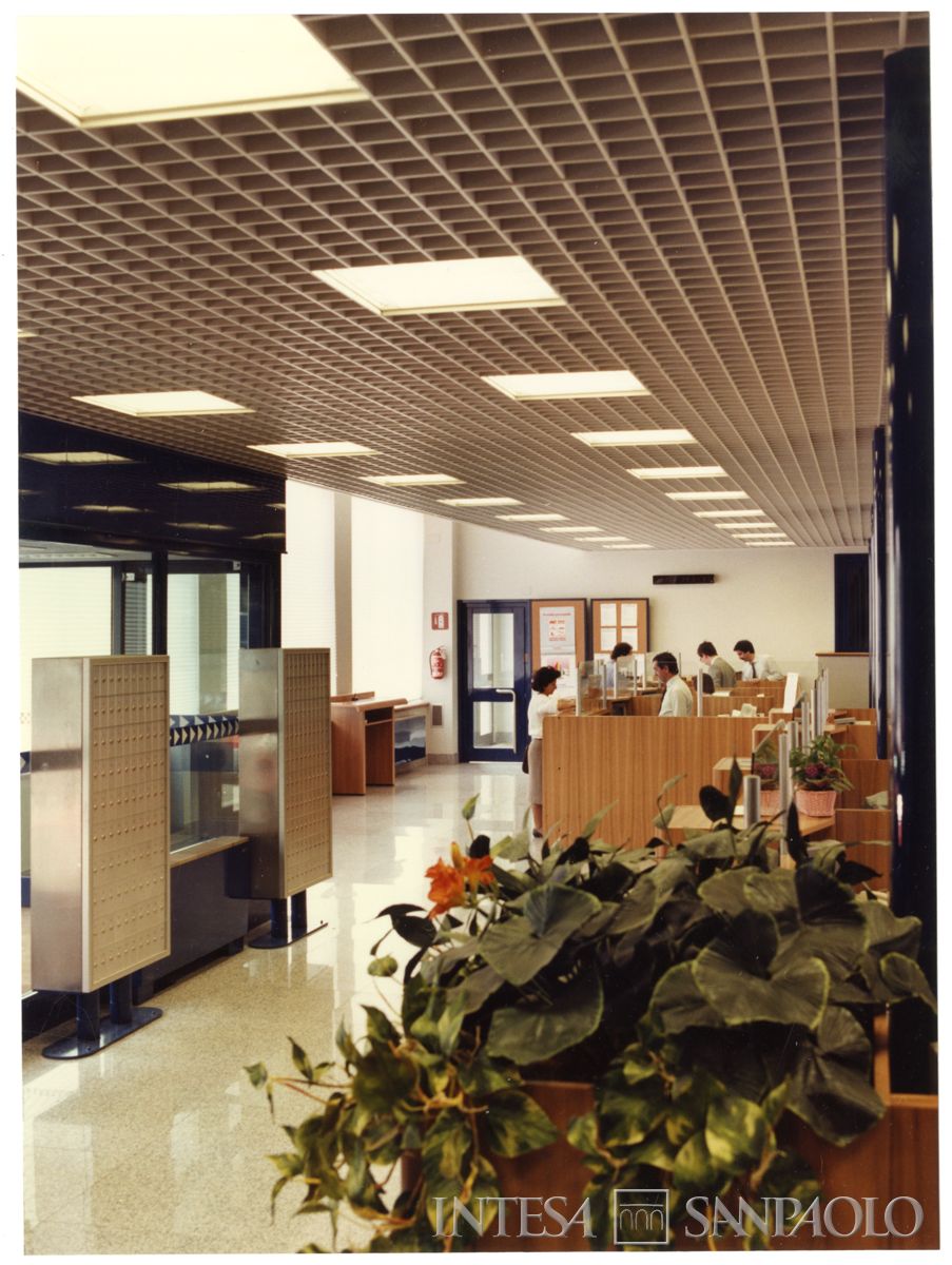 Cariplo, interno della filiale di Lainate, 10 aprile 1987 (Mario La Porta)