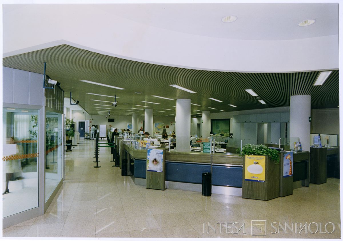 Cariplo, salone del pubblico della Sede di Lecco, novembre 1997 (Dino Sala)