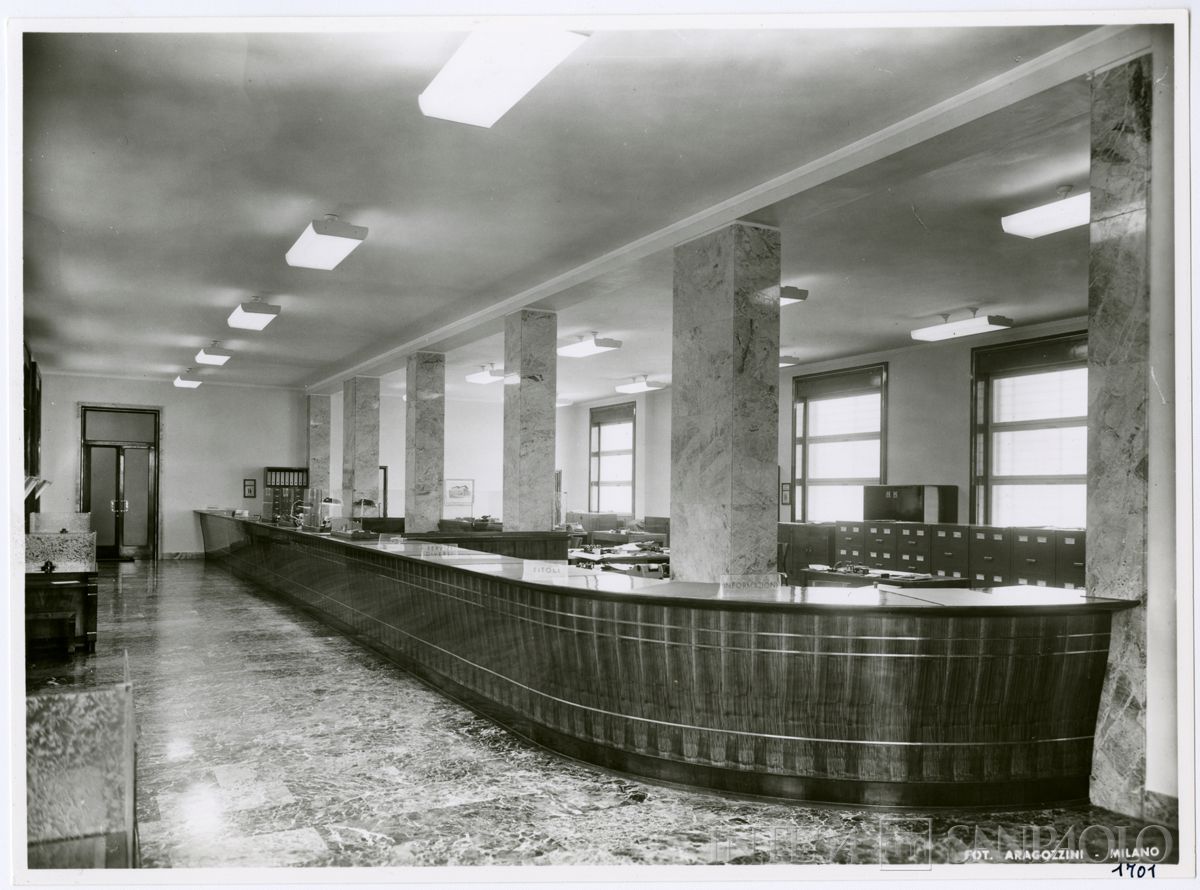 Cariplo, salone del pubblico della nuova sede della filiale di Lodi in via Marsala 18, 1956 (Vincenzo Aragozzini)