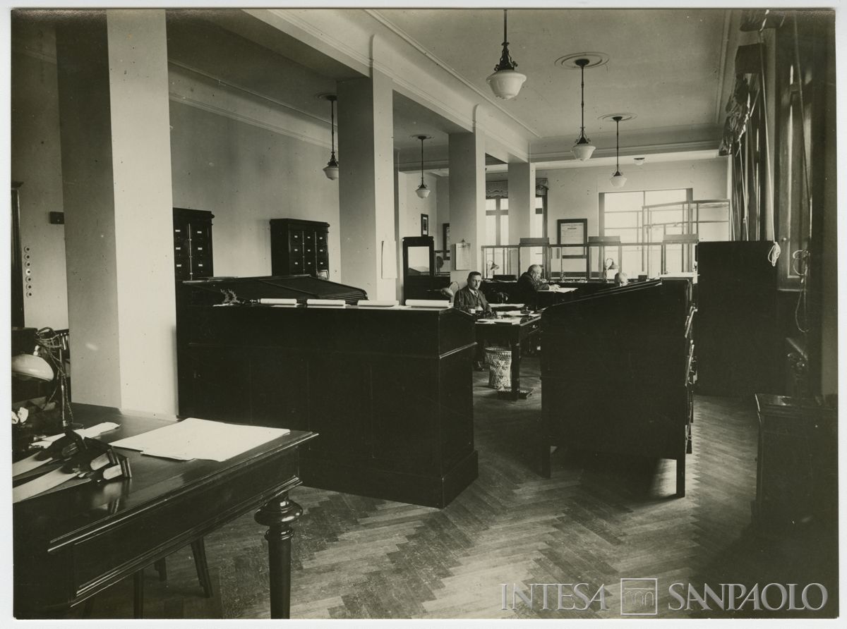 Cariplo, personale al lavoro nella filiale di Melegnano, anni 1920 (fotografo sconosciuto)