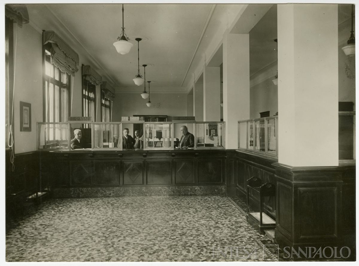 Cariplo, personale al lavoro nella filiale di Melegnano, anni 1920 (fotografo sconosciuto)