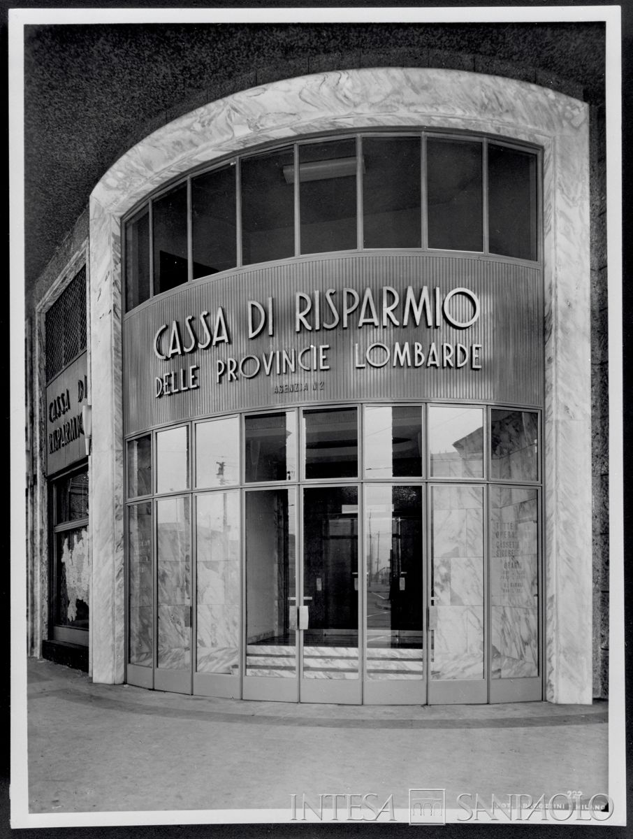 Cariplo, ingresso dell'Agenzia 2 (Ticinese) di Milano, 1957 (Vincenzo Aragozzini)