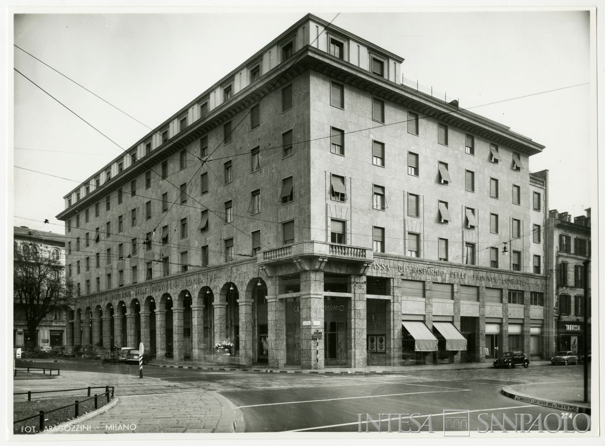 Cariplo, esterno dell'Agenzia 2 (Ticinese) di Milano, 1957 (Vincenzo Aragozzini)