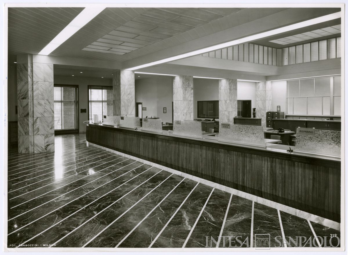 Cariplo, salone del pubblico dell'Agenzia 2 (Ticinese) di Milano, 1957 (Vincenzo Aragozzini)