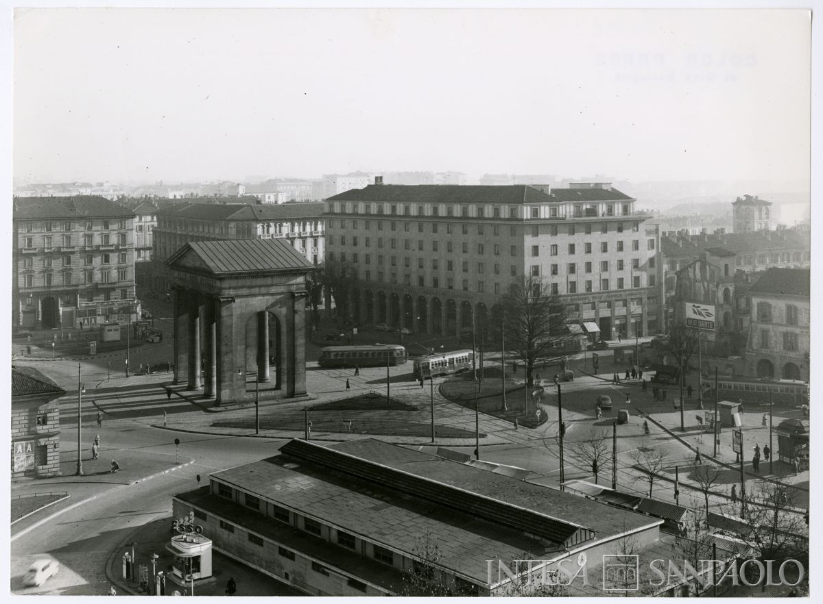 Cariplo, veduta aerea dell'Agenzia 2 (Ticinese) di Milano e di piazza XXIV Maggio, anni 1960 (Gino Battaglia)