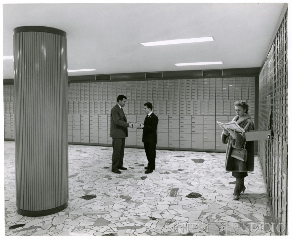 Cariplo, impiegati e cliente in posa nel caveau dell'Agenzia 2 (Ticinese) di Milano, anni 1960 (Gino Battaglia)