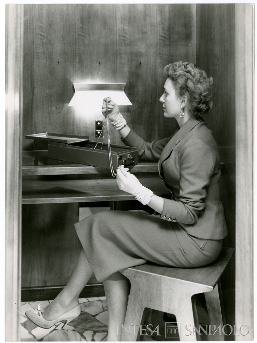 Cariplo, cliente in posa in un camerino individuale dell'Agenzia 2 (Ticinese) di Milano, anni 1960 (Gino Battaglia)