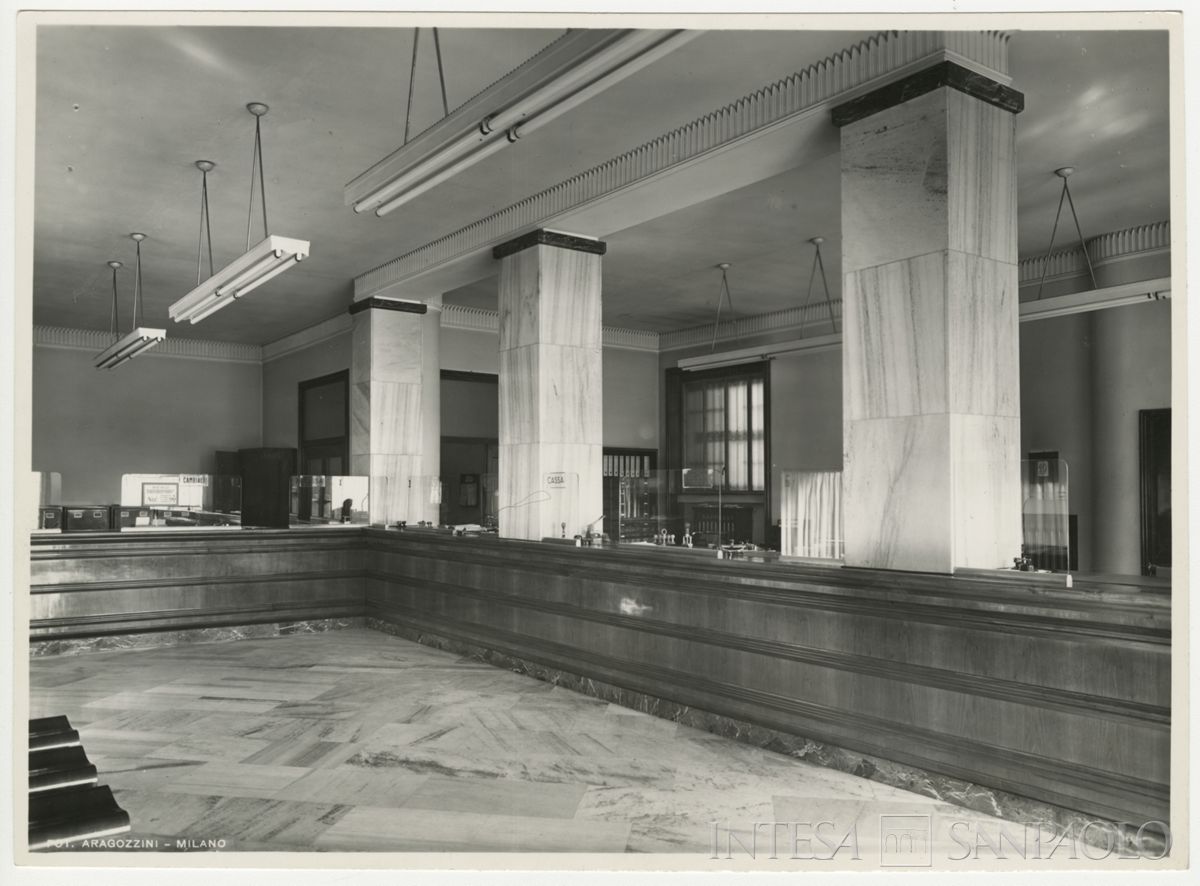 Cariplo, Milano, Agenzia 8 - Canonica, via Paolo Sarpi, interno, 20 maggio 1952 (Vincenzo Aragozzini)