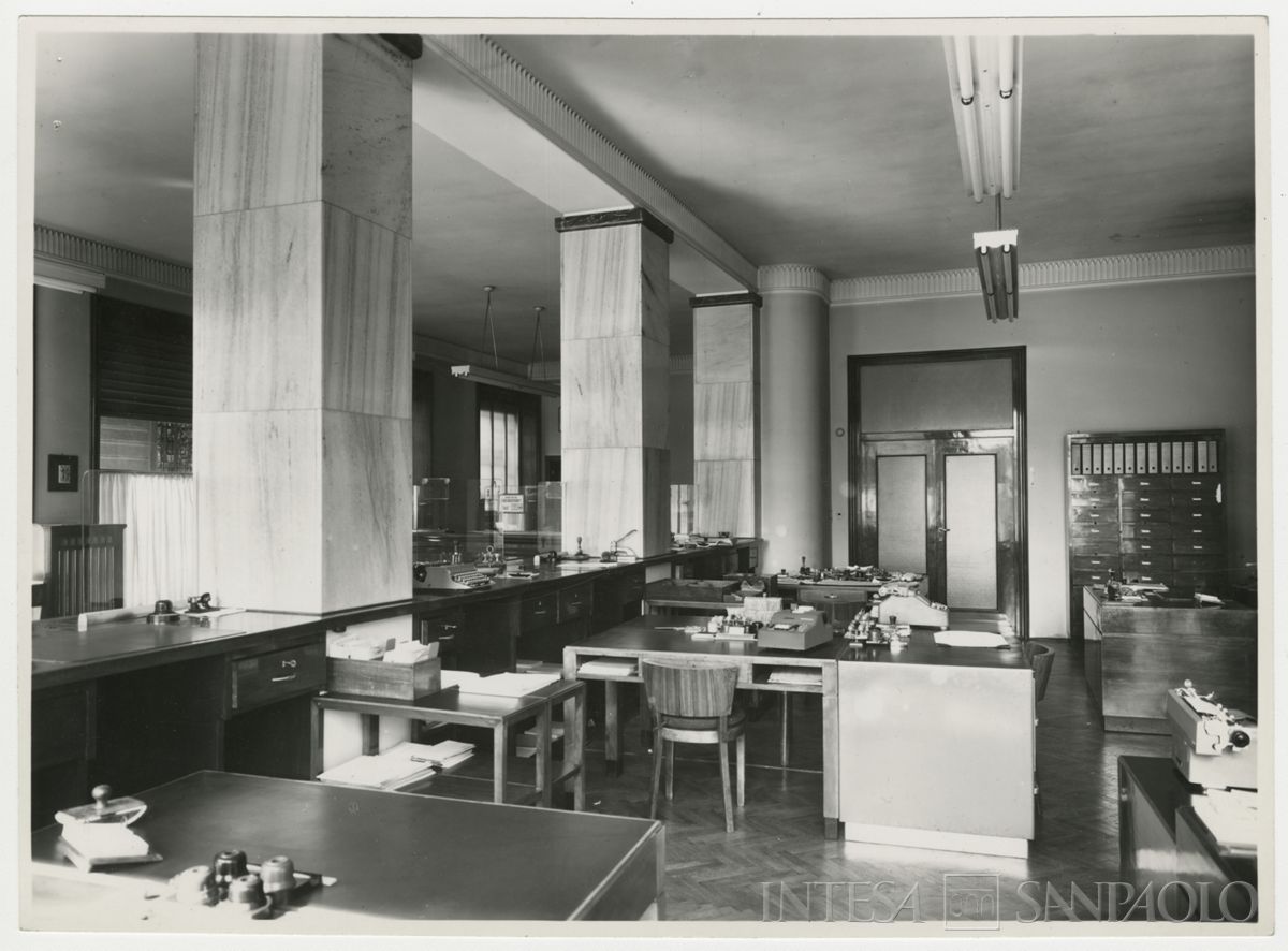 Cariplo, Milano, Agenzia 8 - Canonica, via Paolo Sarpi, interno, 20 maggio 1952 (Vincenzo Aragozzini)