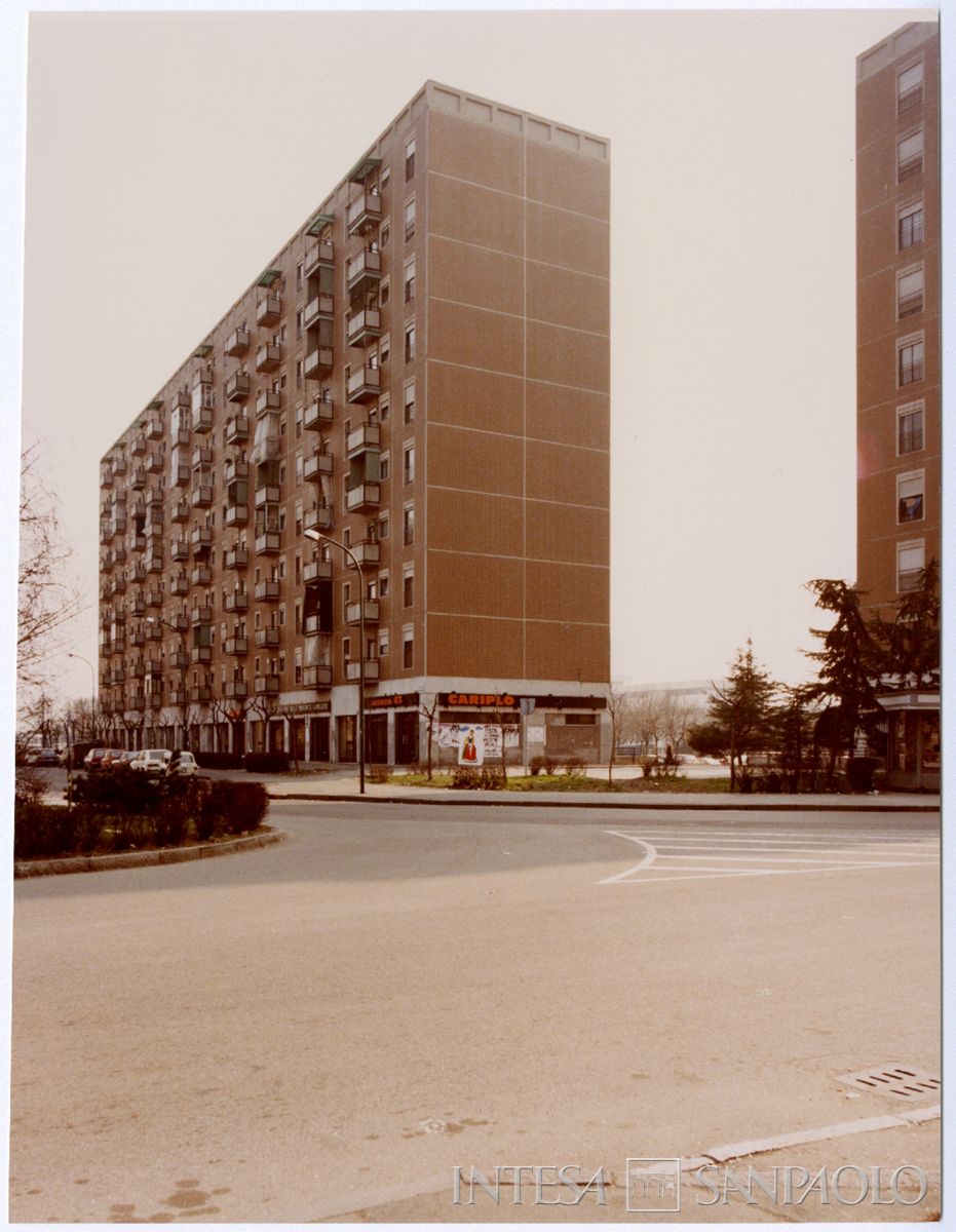 Cariplo, Milano, esterno dell'agenzia 43 - Gratosoglio in via Saponaro 2, 1982 (fotografo Mario La Porta)