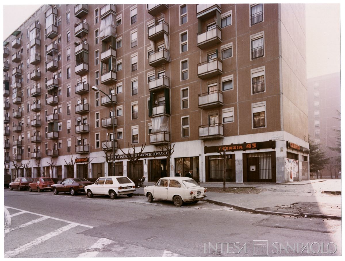 Cariplo, Milano, esterno dell'agenzia 43 - Gratosoglio in via Saponaro 2, 1982 (fotografo Mario La Porta)