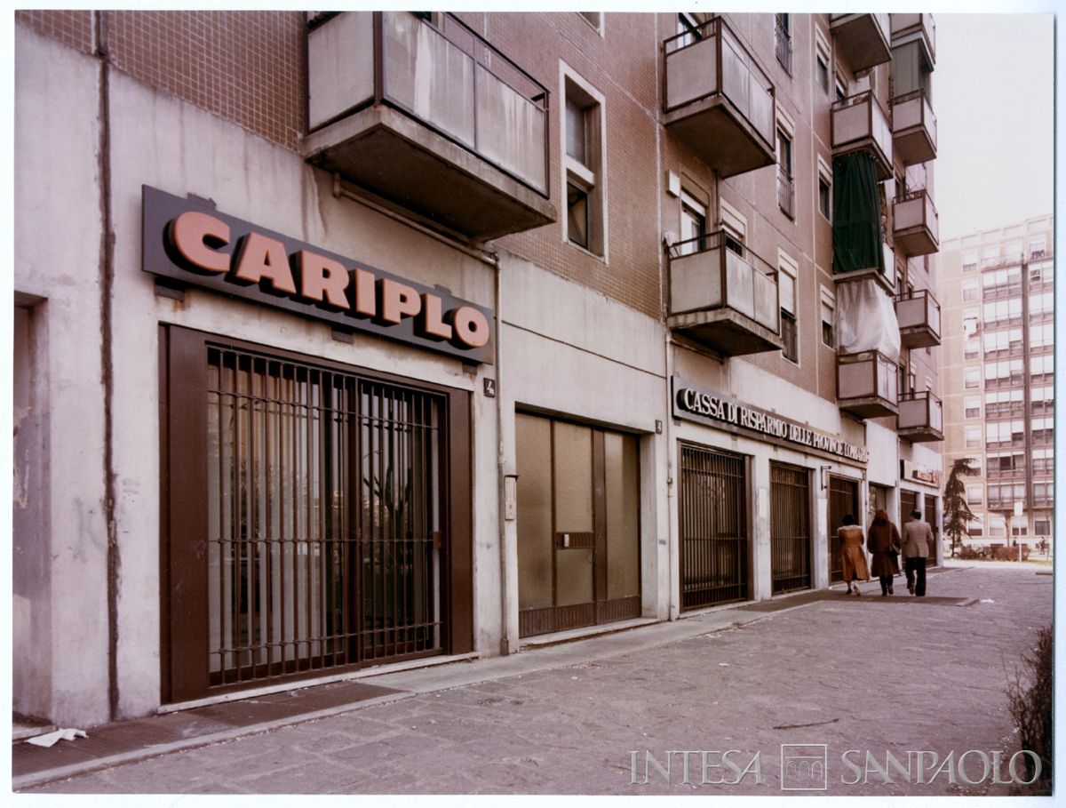 Cariplo, Milano, esterno dell'agenzia 43 - Gratosoglio in via Saponaro 2, 1982 (fotografo Mario La Porta)