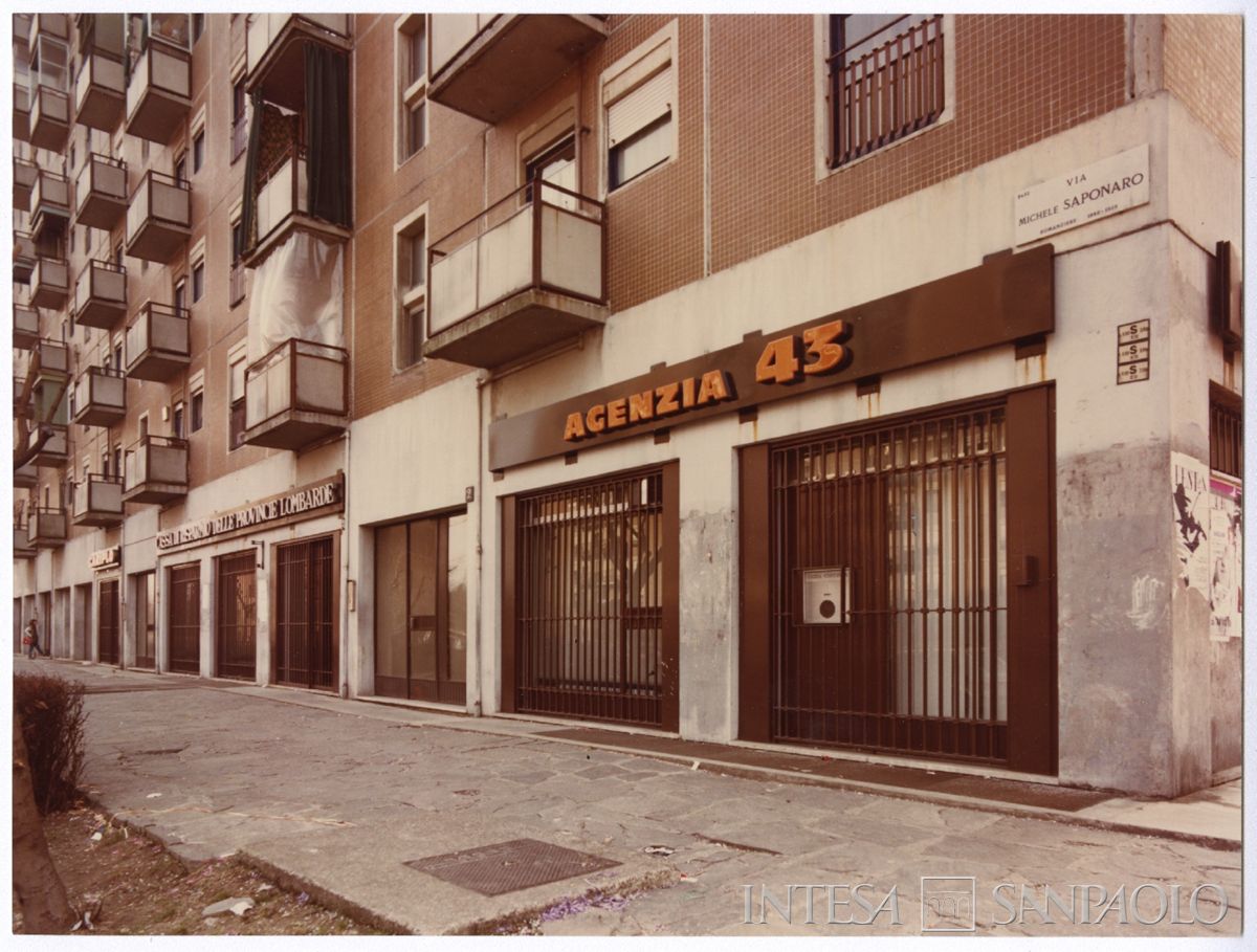 Cariplo, Milano, esterno dell'agenzia 43 - Gratosoglio in via Saponaro 2, 1982 (fotografo Mario La Porta)