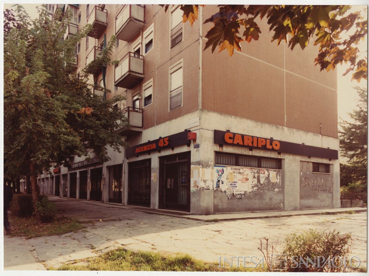 Cariplo, Milano, esterno dell'agenzia 43 - Gratosoglio in via Saponaro 2, 19 ottobre 1990 (fotografo Mario La Porta)