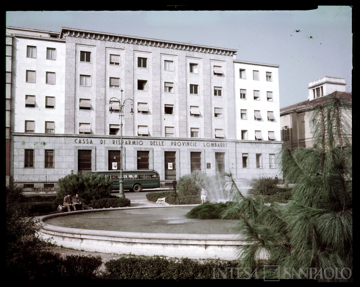 Cariplo, esterno della Sede di Monza, anni 1970 (Publifoto)