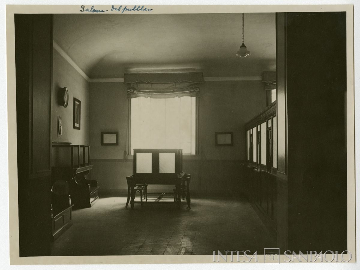 Cariplo, interno dell'Agenzia 1 di Monza, 1919-1921 (fotografo sconosciuto)
