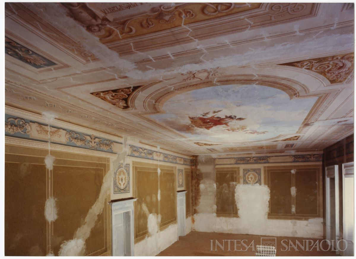 Cariplo, interno con soffitto affrescato della filiale di Pegognaga, 1982 (Mario La Porta)