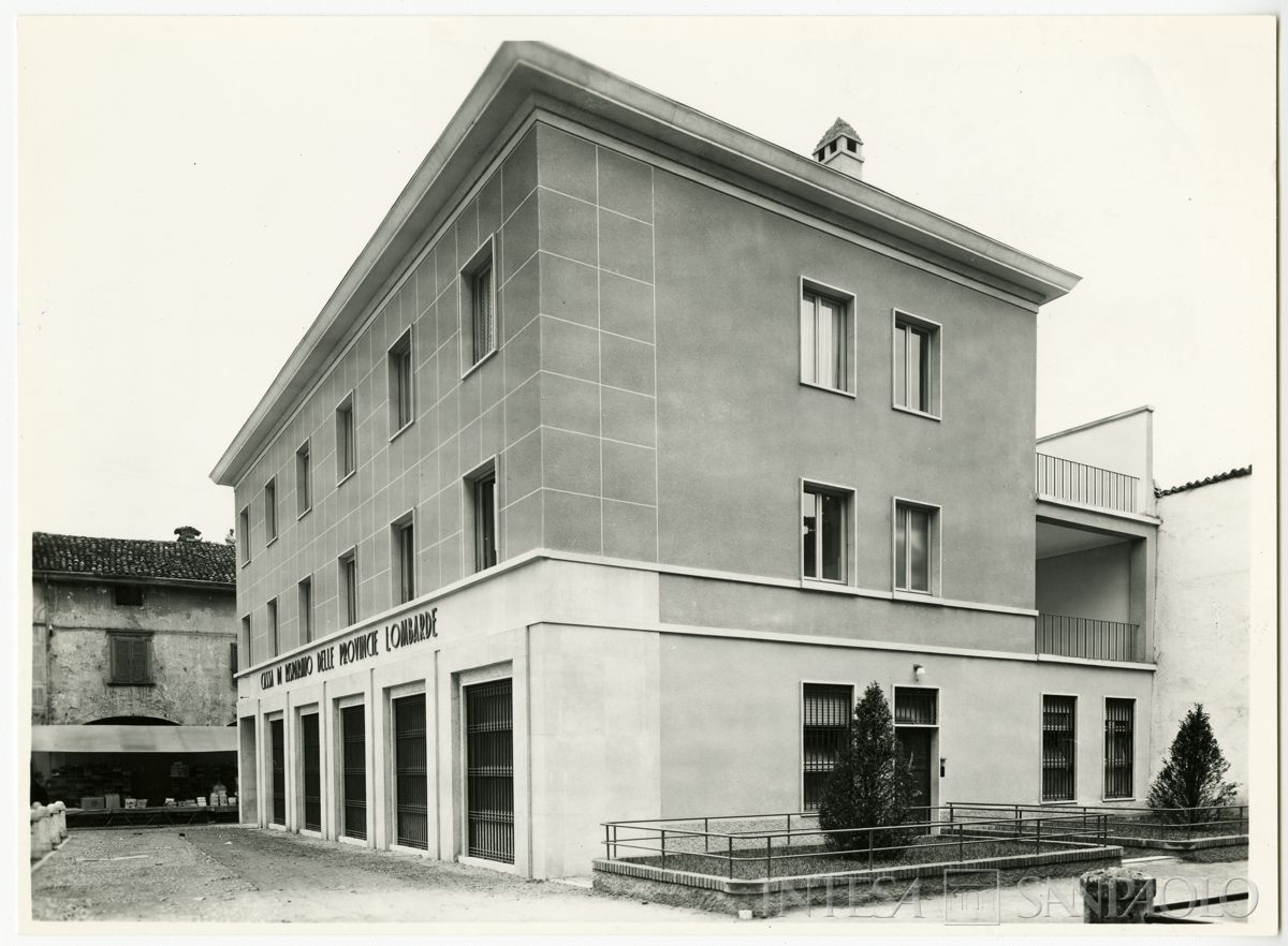 Cariplo, esterno della filiale di Romano di Lombardia, 22 giugno 1953 (Vincenzo Aragozzini)