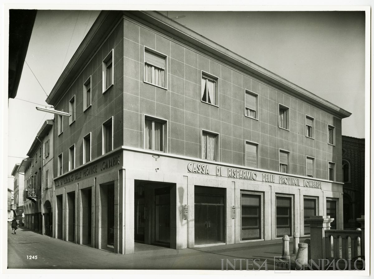 Cariplo, esterno della filiale di Romano di Lombardia, 29 ottobre 1963 (Vincenzo Aragozzini)