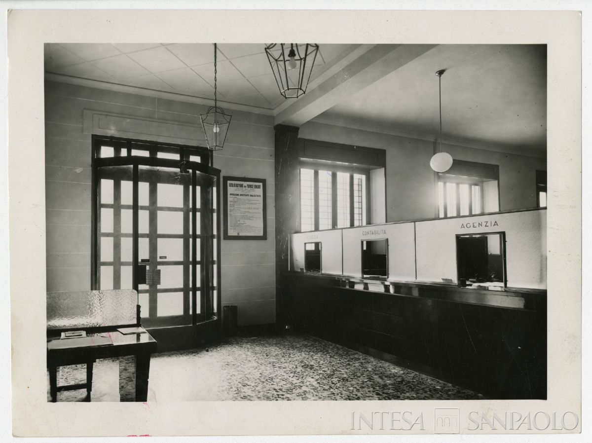 Cariplo, interno della filiale di Sant'Angelo Lodigiano, 1940 (fotografo sconosciuto)