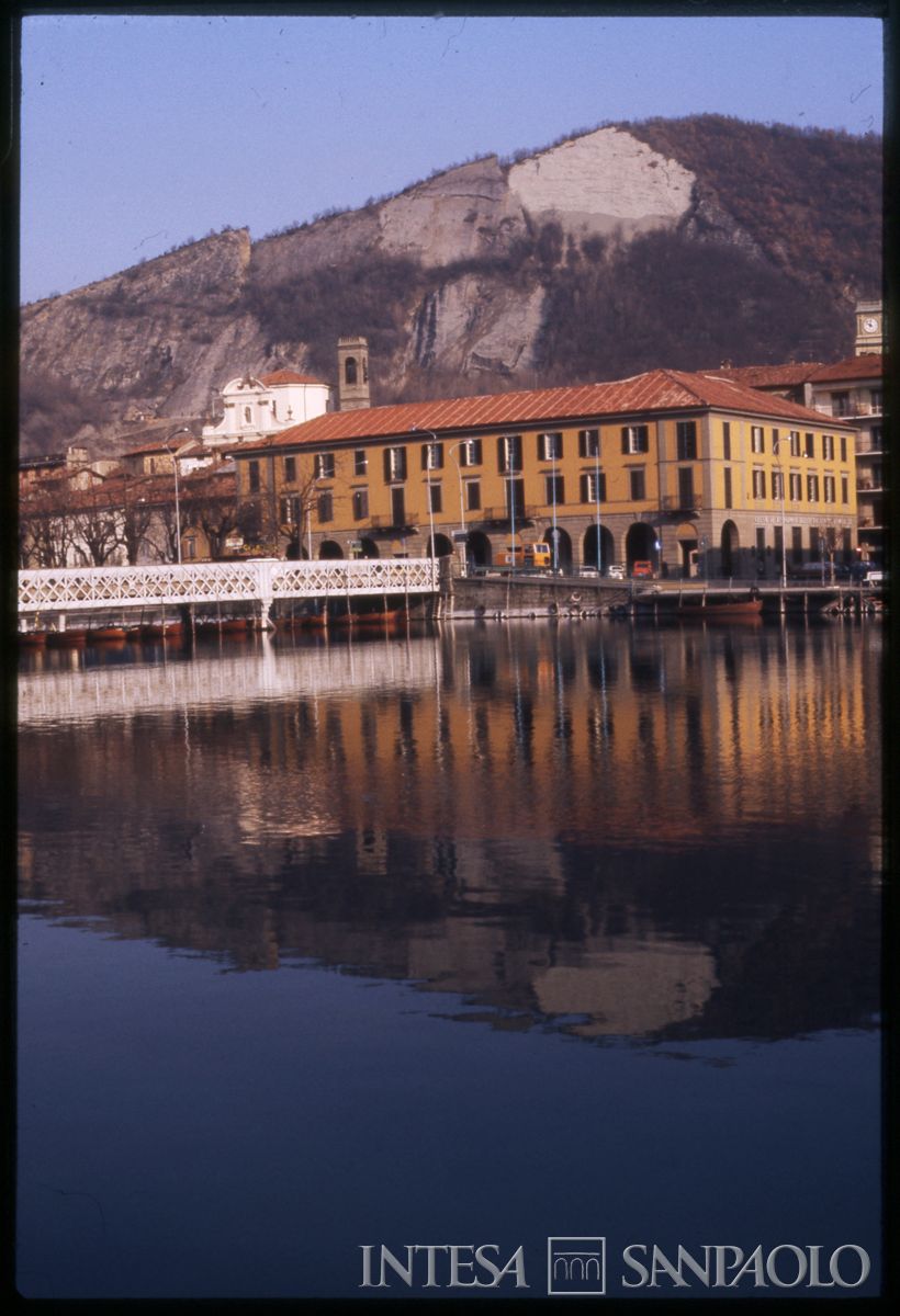Cariplo, esterno della filiale di Sarnico, [1975] (Tito Terzi)