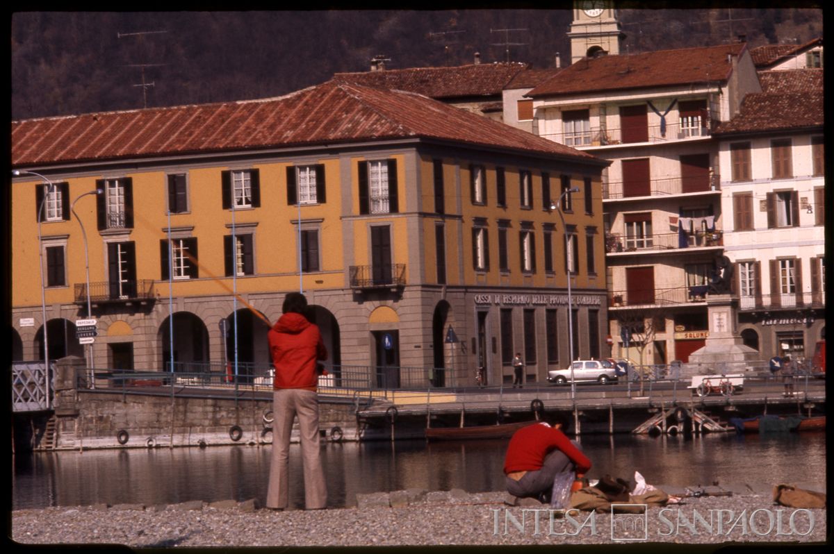 Cariplo, pescatori davanti alla filiale di Sarnico, [1975] (Tito Terzi)
