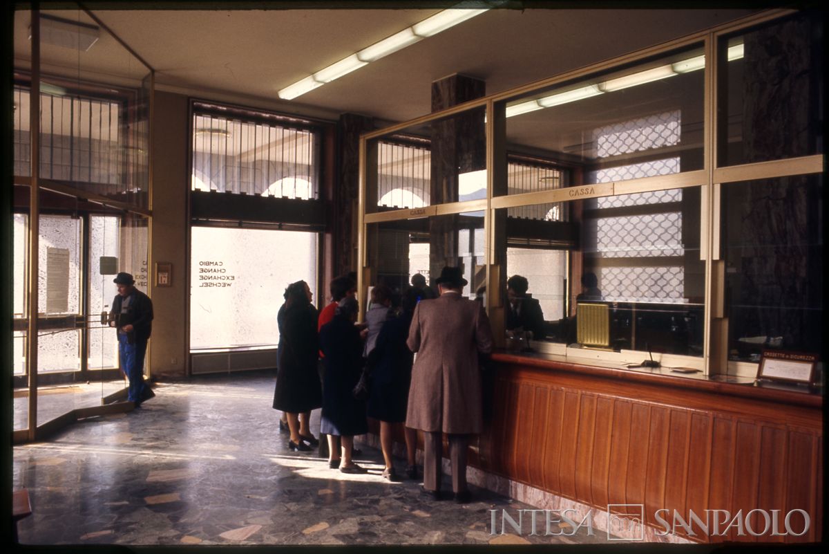 Cariplo, interno della filiale di Sarnico, [1975] (Tito Terzi)