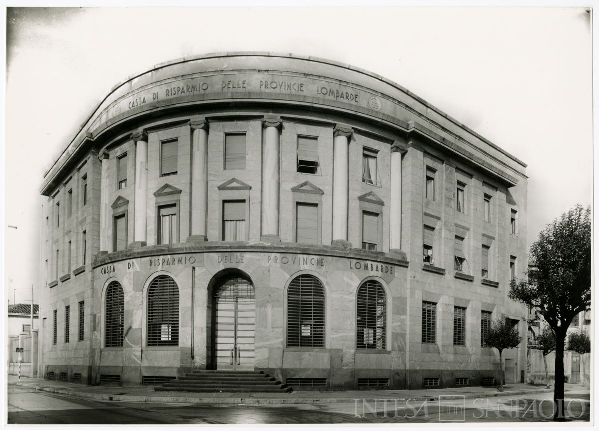 Cariplo, esterno della filiale di Saronno, 29 ottobre 1960 (Fotografia G. Longoni)