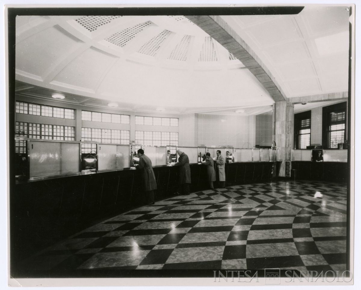 Cariplo, clienti nel salone del pubblico della filiale di Saronno, anni 1960 (Publifoto)