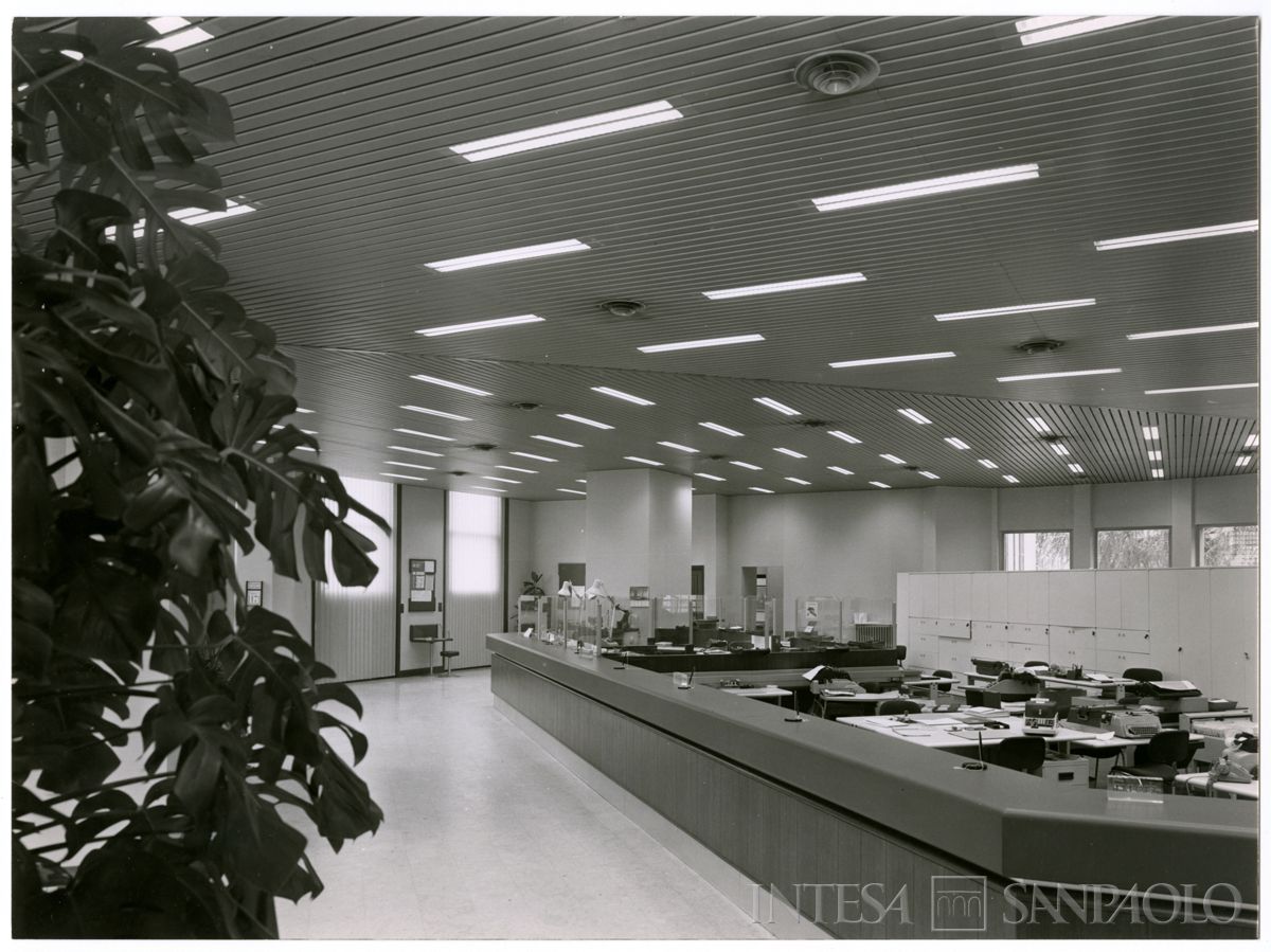 Cariplo, salone del pubblico della filaile di Saronno, 1978 (Mario La Porta)