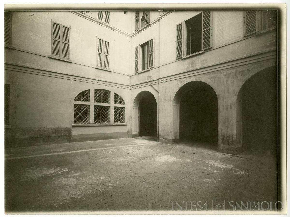 Cariplo, cortile della Sede di Sondrio, 1923 (fotografo sconosciuto)