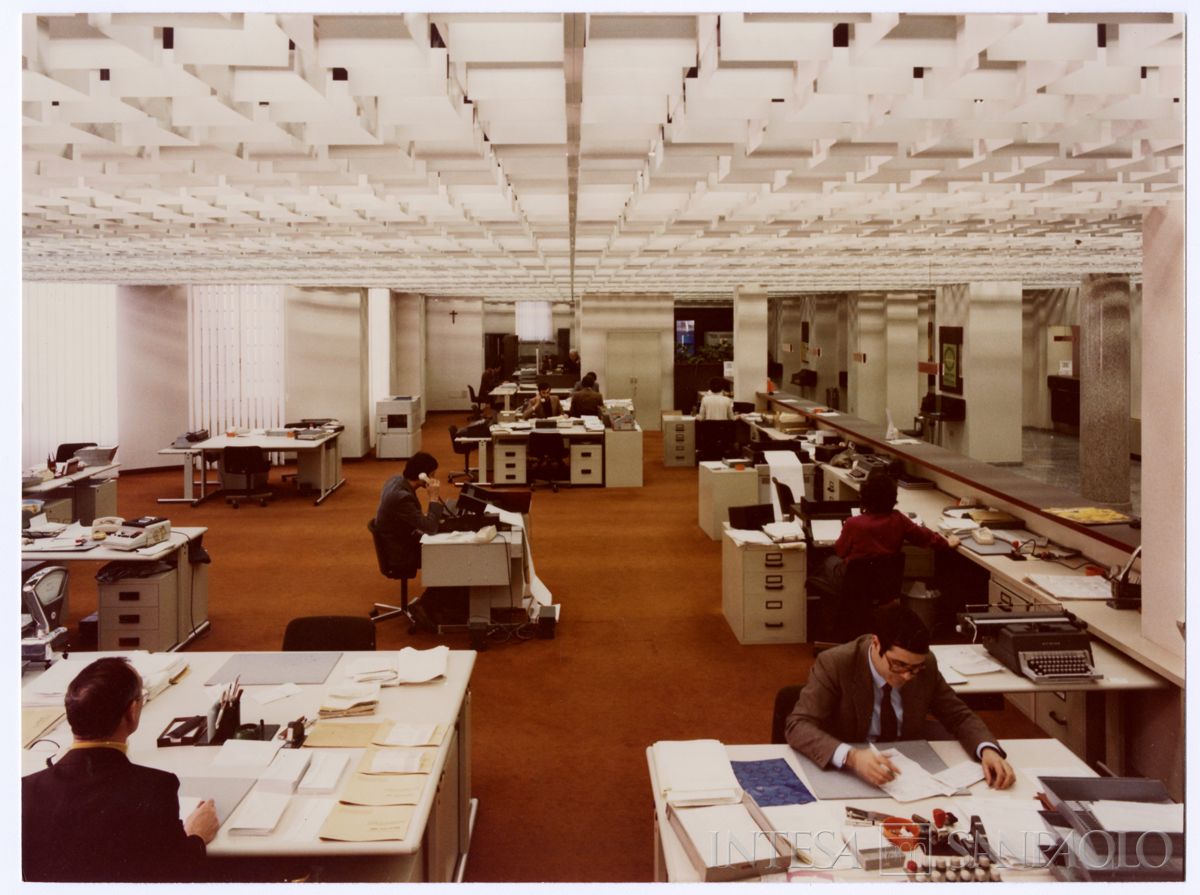 Cariplo, personale al lavoro nel back office della Sede di Sondrio, 1983 (Mario La Porta)