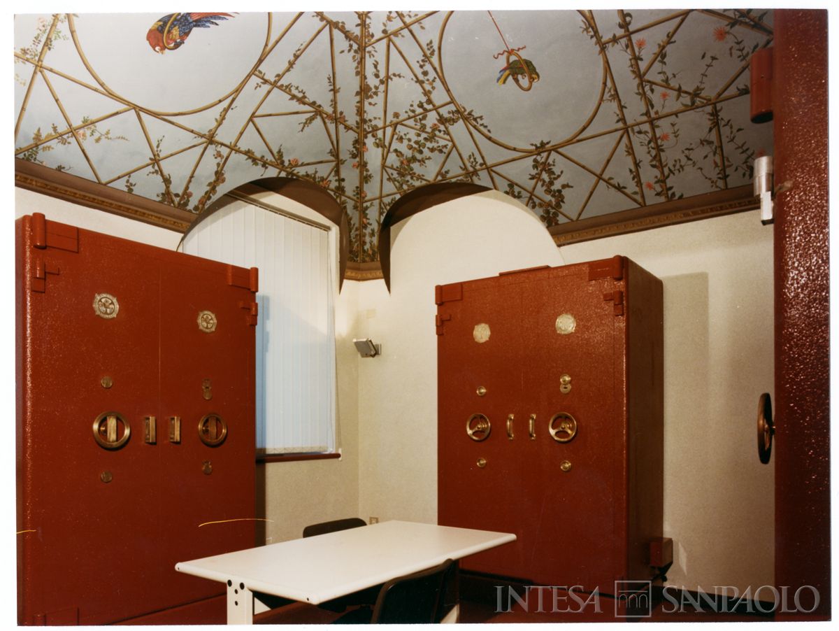 Cariplo, caveau con soffitto affrescato della Sede di Sondrio, 1983 (Mario La Porta)