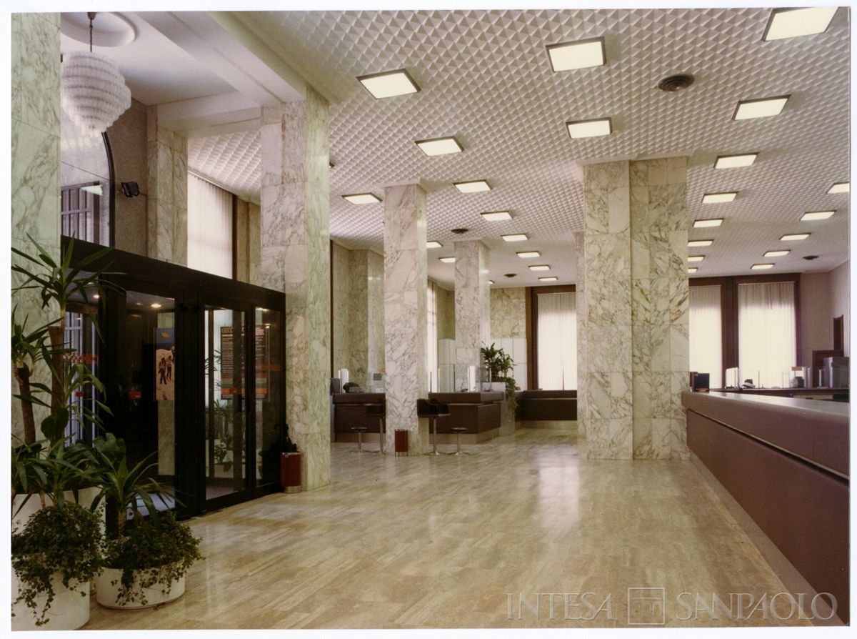 Cariplo, salone del pubblico della Sede di Varese, 1982 (Mario La Porta)