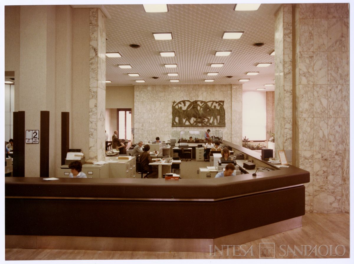 Cariplo, personale al lavoro nella Sede di Varese, 1982 (Mario La Porta)