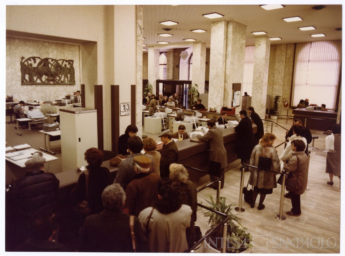 Cariplo, personale al lavoro e clienti nella Sede di Varese, 13 gennaio 1986 (Mario La Porta)