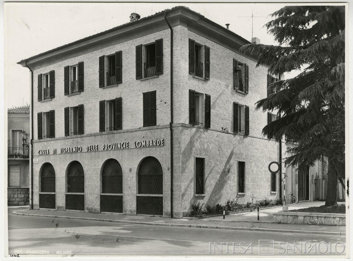 Cariplo, filiale di ISEO, lungolago Marconi angolo via Quadra 3/5, 24 giugno 1963 (fotografia di Vincenzo Aragozzini)