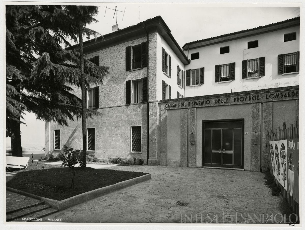 Cariplo, filiale di ISEO, lungolago Marconi angolo via Quadra 3/5, 24 giugno 1963 (fotografia di Vincenzo Aragozzini)