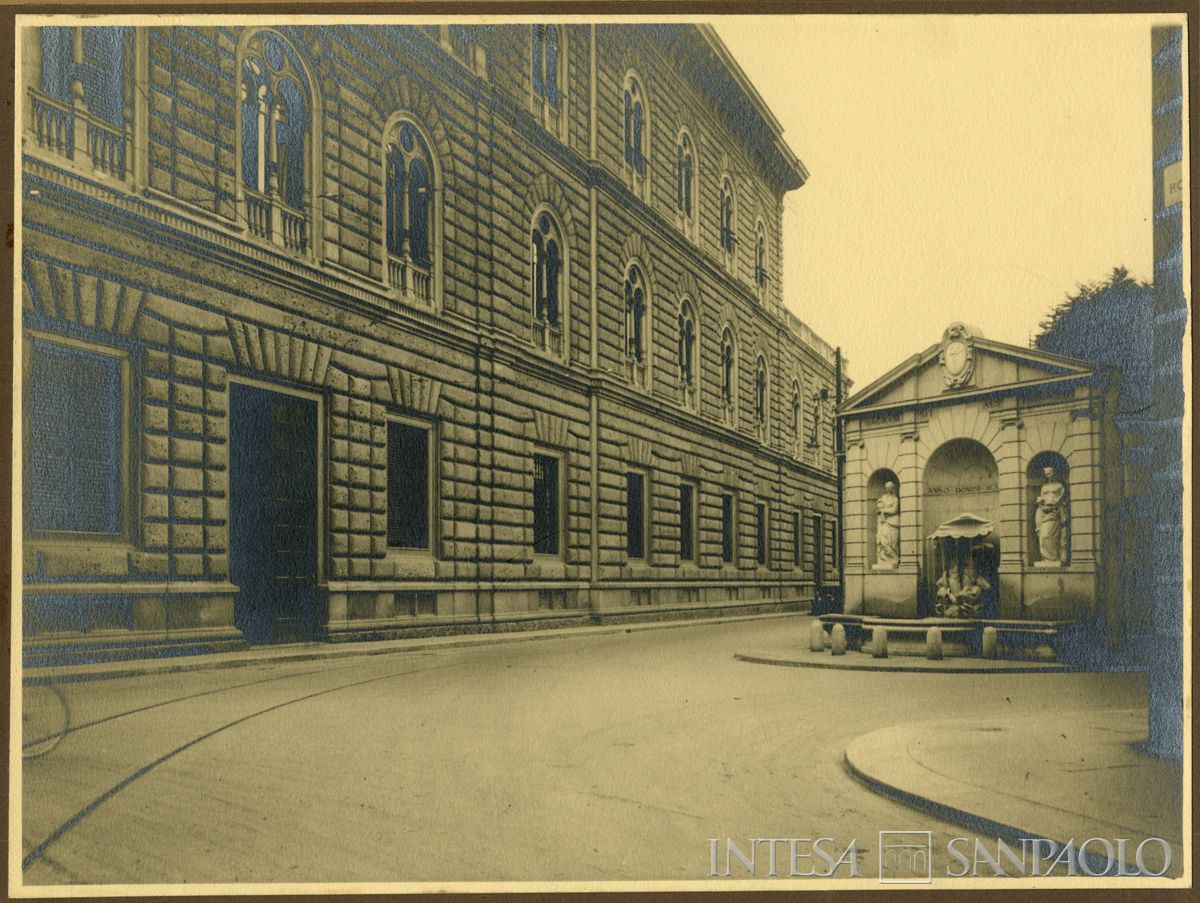 Cà de Sass, esterno su via Romagnosi, a destra la fontana del Risparmio, anni 1920-1930 (fotografo sconosciuto)