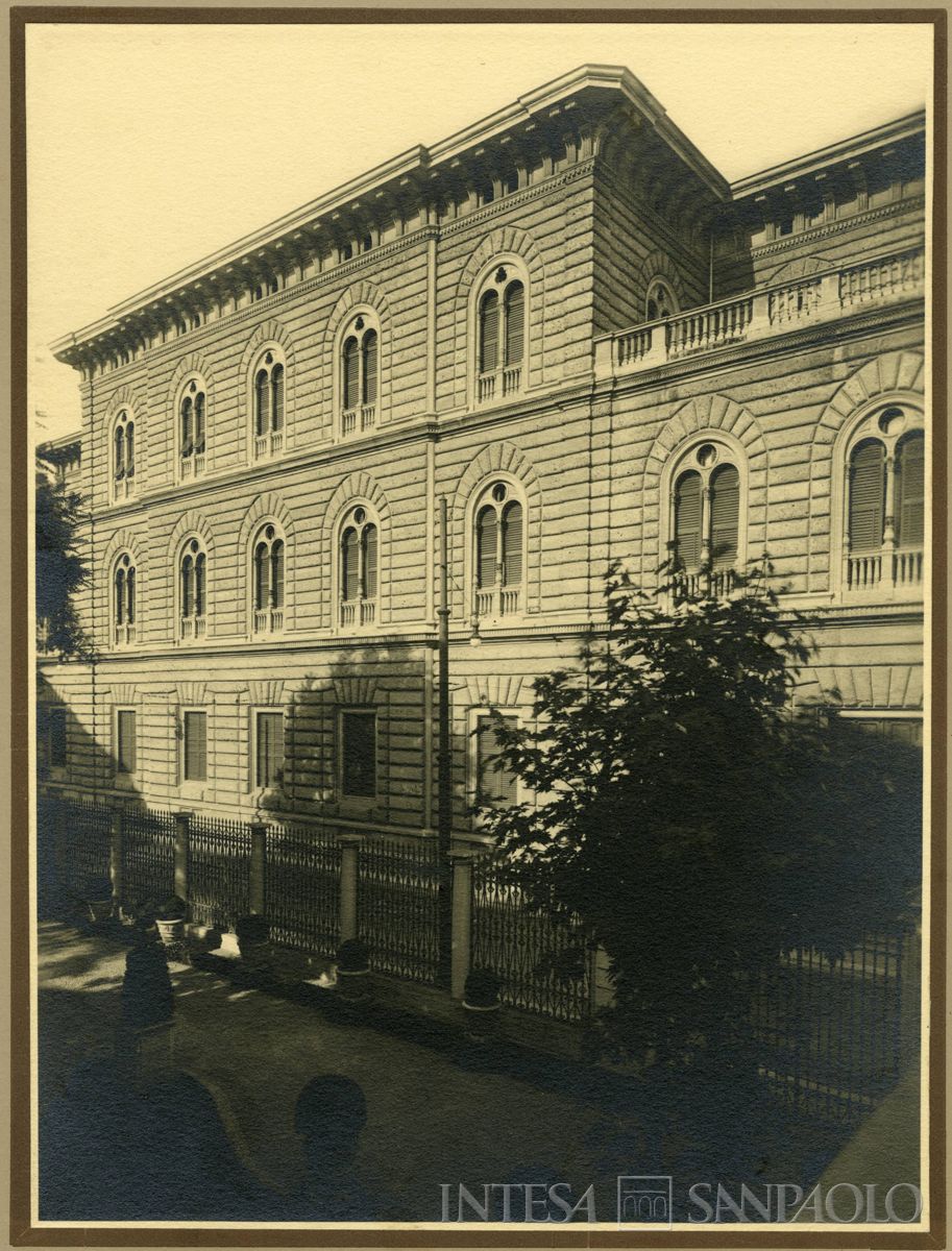 Cà de Sass, esterno visto dal giardino di Palazzo Confalonieri, anni 1920-1930 (fotografo sconosciuto)