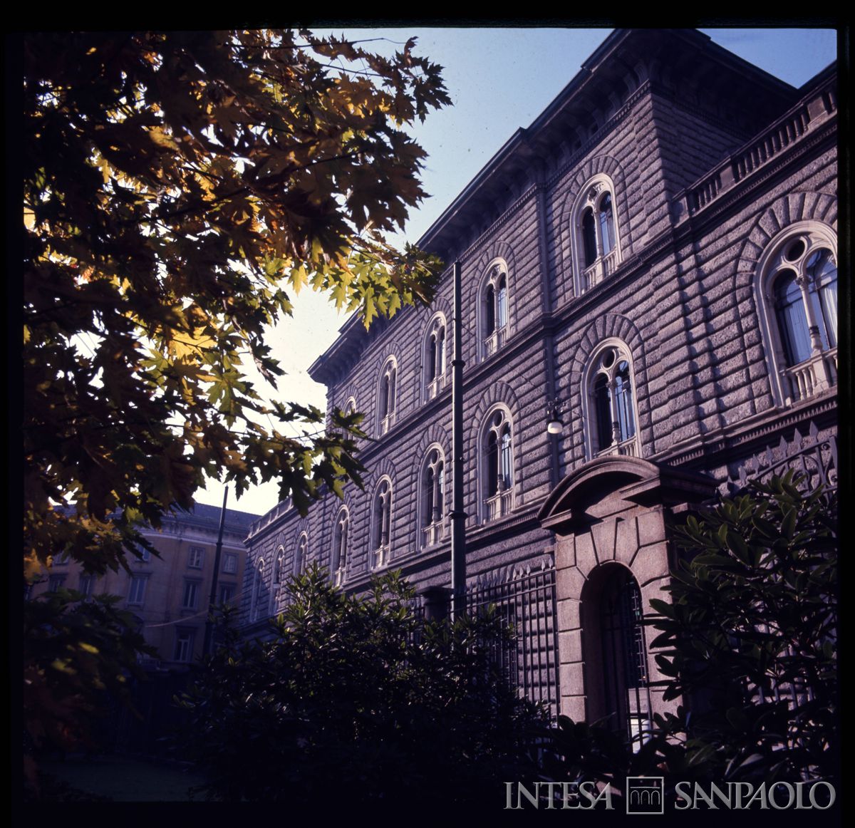 Cà de Sass, esterno visto dal giardino di Palazzo Confalonieri, anni 1990 (fotografo sconosciuto)