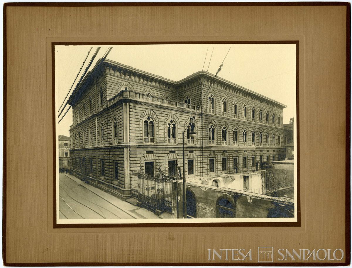 Cà de Sass, esterno su via Monte di Pietà all'epoca delle demolizioni per il cantiere del palazzo delle Colonne, 1933 (fotografo sconosciuto)