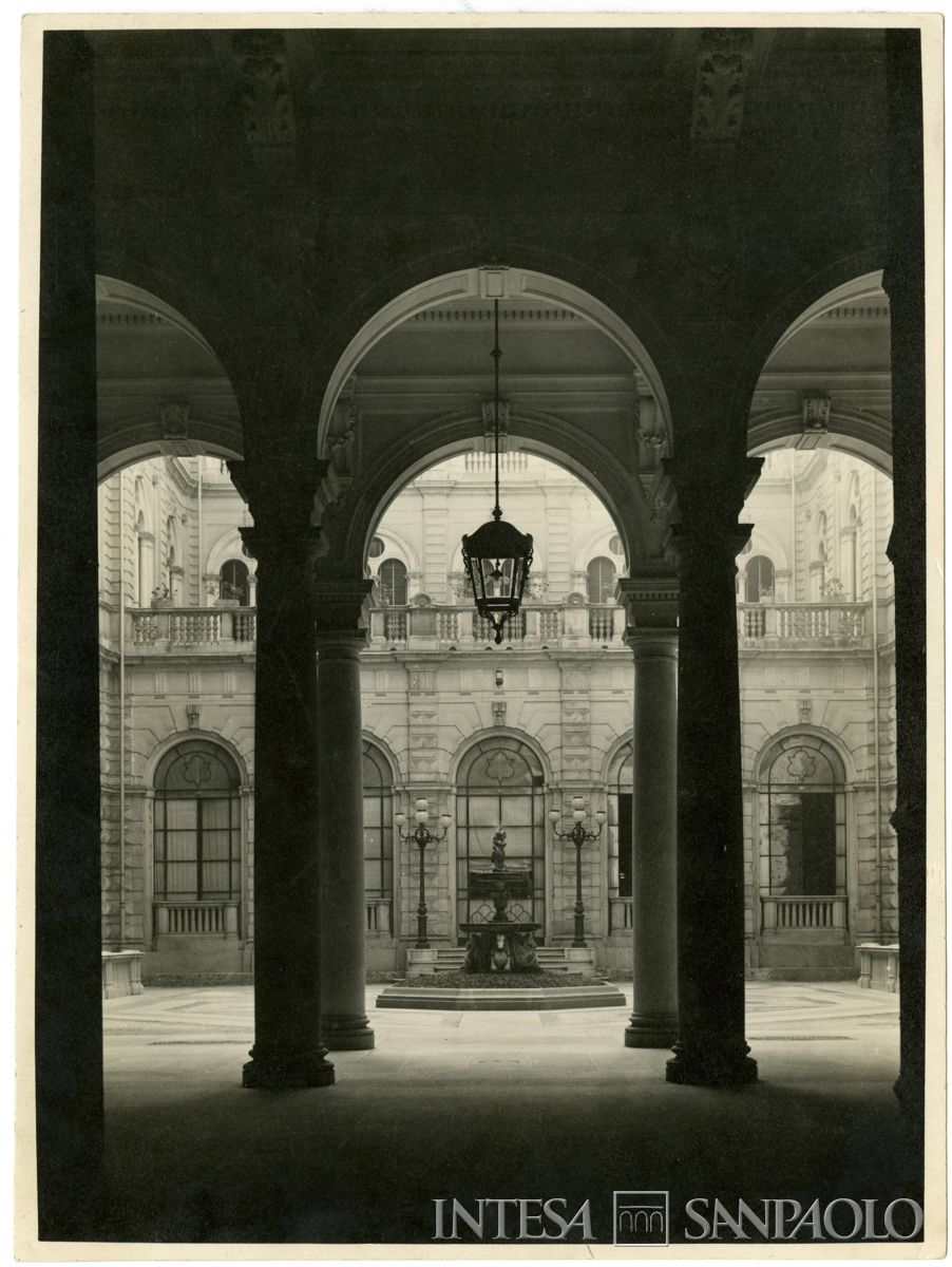 Cà de Sass, cortile interno visto dall'atrio, anni 1930 (fotografo sconosciuto)