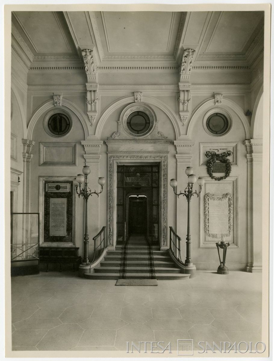 Cà de Sass, atrio con l'ingresso dell'amministrazione e due lapidi commemorative ai lati, anni 1930 (Foto Vincenzo Aragozzini)