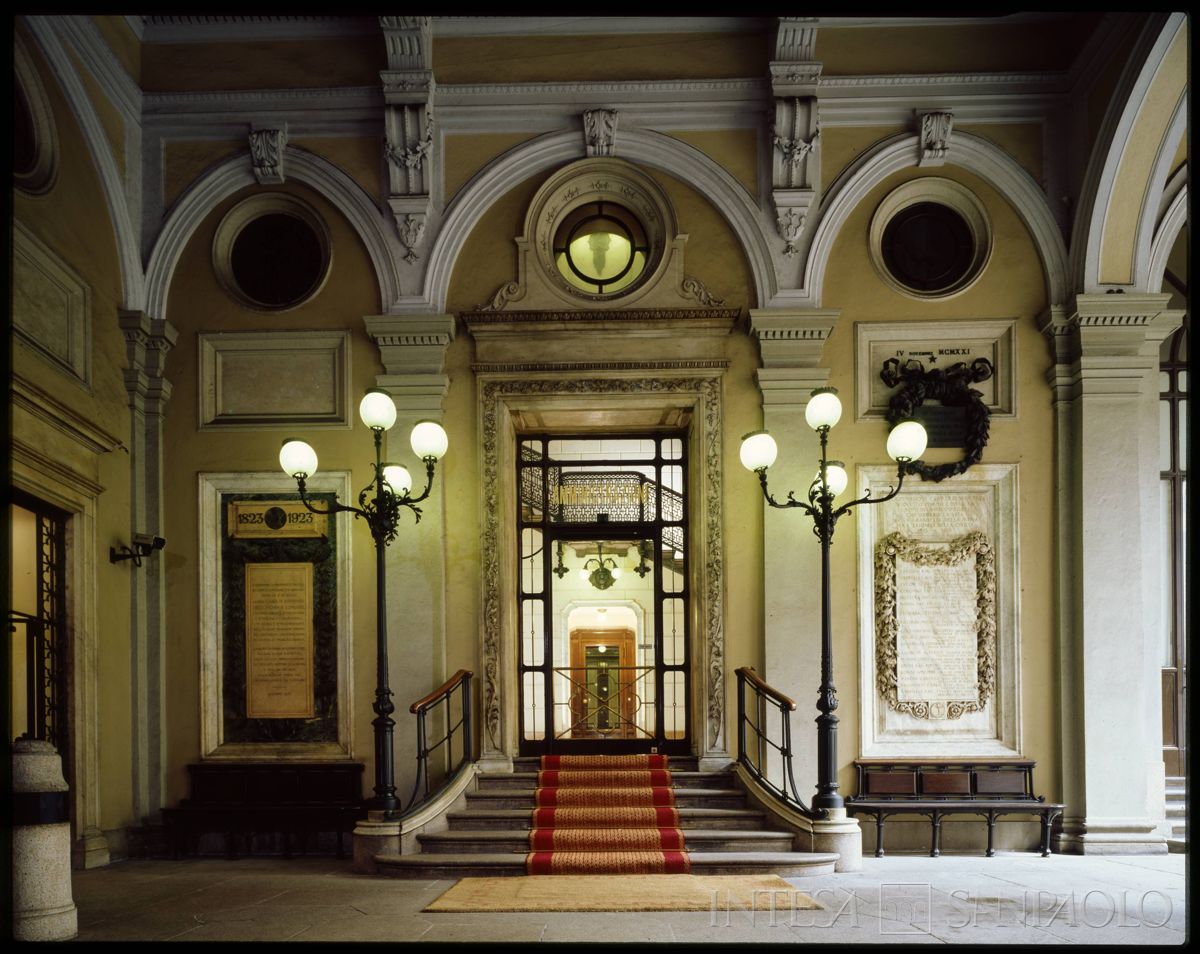 Cà de Sass, atrio con l'ingresso dell'amministrazione e due lapidi commemorative ai lati, anni 1990 (Foto Nino De Angelis)