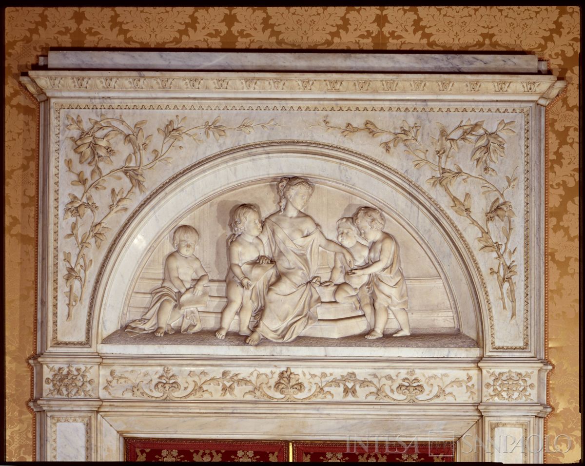 Cà de Sass, lunetta in marmo scolpita da Lorenzo Vela, raffigurante la beneficenza, nel Salone della Commissione Centrale di Beneficenza, anni 1990 (Foto Nino De Angelis)