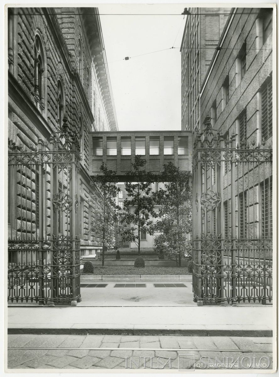 Cà de Sass, raccordo tra i palazzi Cà de Sass e Colonne, 1950 (foto di Vincenzo Aragozzini)